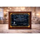 Kék-arany színű plakett felirattal 