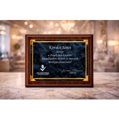 Kék-arany színű plakett felirattal 