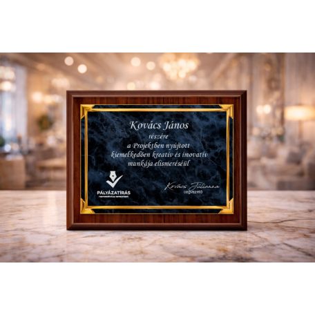 Kék-arany színű plakett felirattal 