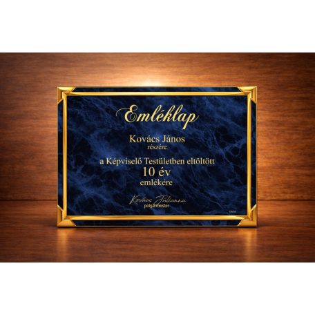 Kék-arany színű plakett felirattal 