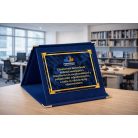 Kék-arany színű plakett felirattal 