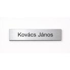 Gravírozott műanyag névtábla, fémhatású szálhúzott ezüst                       