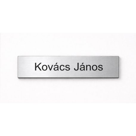 Gravírozott műanyag névtábla, fémhatású szálhúzott ezüst                       