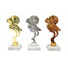 Arany focis figura labdával márványon 20 cm