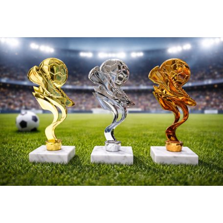 Arany focis figura labdával márványon 20 cm