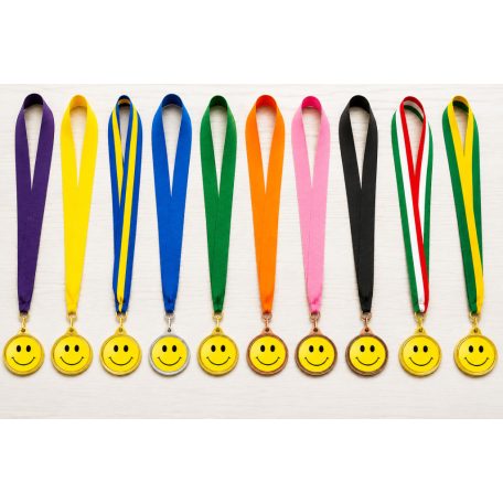Smiley ezüstérem 5 cm – fém érem smiley motívummal