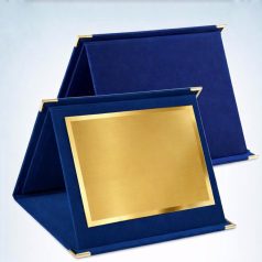 Kék plüss mappa fém plakettel