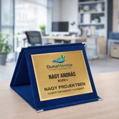 Kék plüss mappa fém plakettel