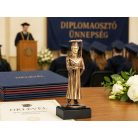 Diplomás figura trófea – ballagási és diplomaosztó díj, elegáns szobor
