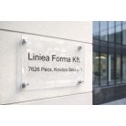 Modern plexi cégtábla távtartóval – UV nyomtatva több méretben