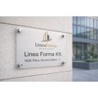 Modern plexi cégtábla távtartóval – UV nyomtatva több méretben