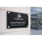 Modern plexi cégtábla távtartóval – UV nyomtatva több méretben