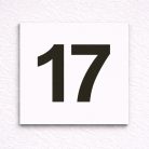 Fehér fém házszám