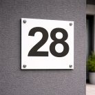 Fehér fém házszám