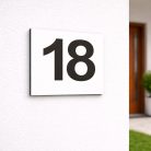 Fehér fém házszám