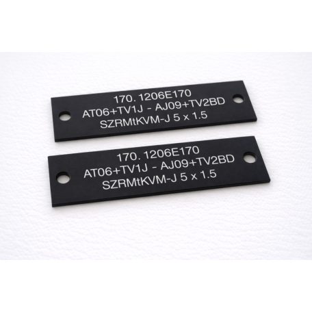 Gravírozott fém kábeljelölő tábla - 8,5 x 2 cm fekete színű