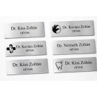 Gravírozott mágneses névkitűző - fém