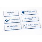 Gravírozott mágneses névkitűző - fehér színű műanyag, kék betűvel