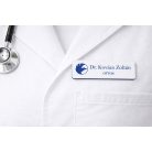 Gravírozott mágneses névkitűző - fehér színű műanyag, kék betűvel