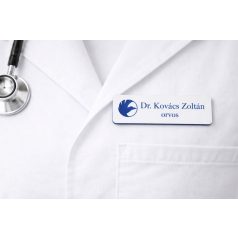   Gravírozott mágneses névkitűző - fehér színű műanyag, kék betűvel