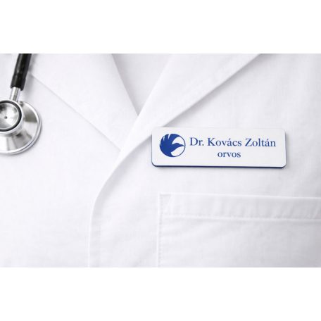 Gravírozott mágneses névkitűző - fehér színű műanyag, kék betűvel