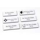 Gravírozott mágneses névkitűző - fehér színű műanyag, fekete betűvel