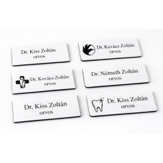   Gravírozott mágneses névkitűző - fehér színű műanyag, fekete betűvel