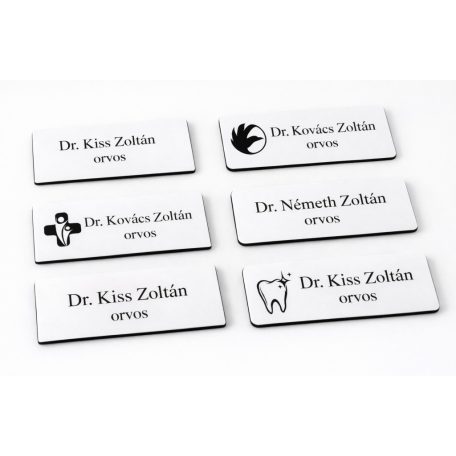 Gravírozott mágneses névkitűző - fehér színű műanyag, fekete betűvel