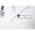 Gravírozott mágneses névkitűző - fehér színű műanyag, fekete betűvel