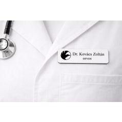   Gravírozott mágneses névkitűző - fehér színű műanyag, fekete betűvel