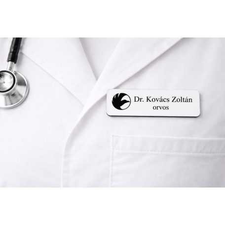 Gravírozott mágneses névkitűző - fehér színű műanyag, fekete betűvel