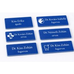   Gravírozott mágneses névkitűző - kék színű műanyag fehér betűvel
