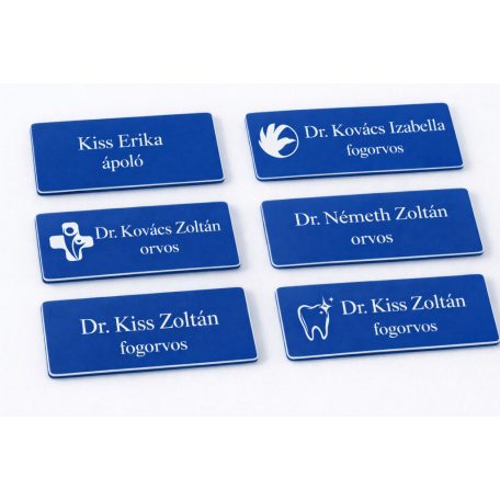 Gravírozott mágneses névkitűző - kék színű műanyag fehér betűvel