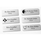 Gravírozott mágneses névkitűző - ezüst színű fémhatású műanyag