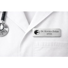   Gravírozott mágneses névkitűző - ezüst színű fémhatású műanyag