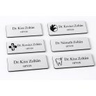 Gravírozott mágneses névkitűző - matt szürke színű műanyag