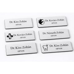   Gravírozott mágneses névkitűző - matt szürke színű műanyag