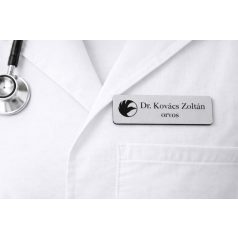   Gravírozott mágneses névkitűző - matt szürke színű műanyag