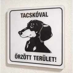 Tacskóval őrzött terület tábla 