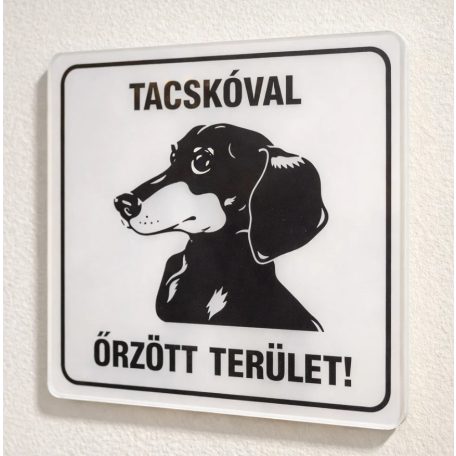 Tacskóval őrzött terület tábla 