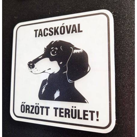 Tacskóval őrzött terület tábla 