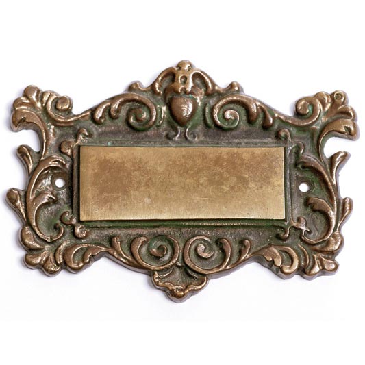 Időtálló elegancia – öntött réz névtáblák gravírozása prémium kivitelben